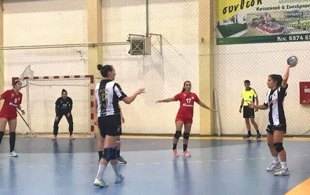 Yunanistan'da skandal! Türk bayrağına izin vermediler, kadın sporculara tükürdüler Yunanistan'da skandal! Türk bayrağına izin vermediler, kadın sporculara tükürdüler