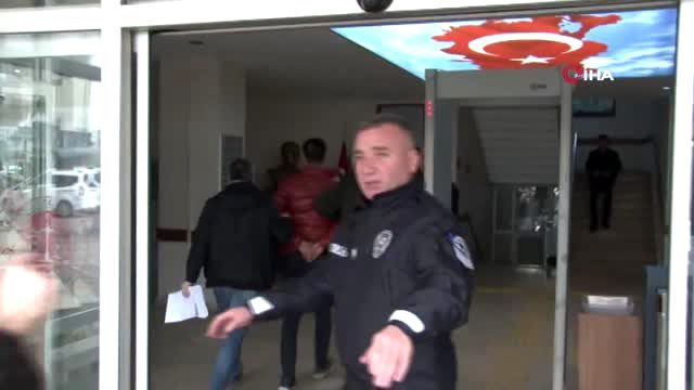 Annesini korumak için babasını öldüren gence meşru müdafaadan beraat