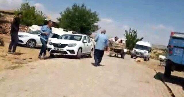 Diyarbakır'da muhtar ve mahalleli, kaçak elektrik kontrolü yapan ekibi alıkoydu Diyarbakır'da muhtar ve mahalleli, kaçak elektrik kontrolü yapan ekibi alıkoydu
