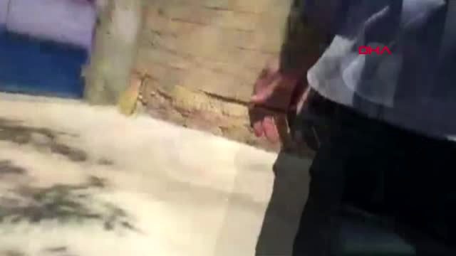 Diyarbakır'da muhtar ve mahalleli, kaçak elektrik kontrolü yapan ekibi alıkoydu