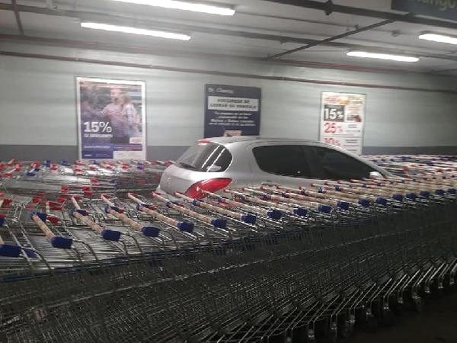 Market çalışanları, yanlış yere park eden sürücünün arabasını alışveriş sepetleriyle sardı