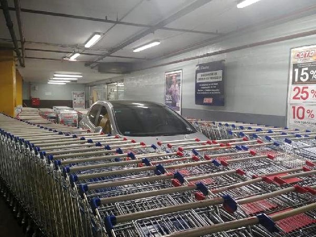 Market çalışanları, yanlış yere park eden sürücünün arabasını alışveriş sepetleriyle sardı