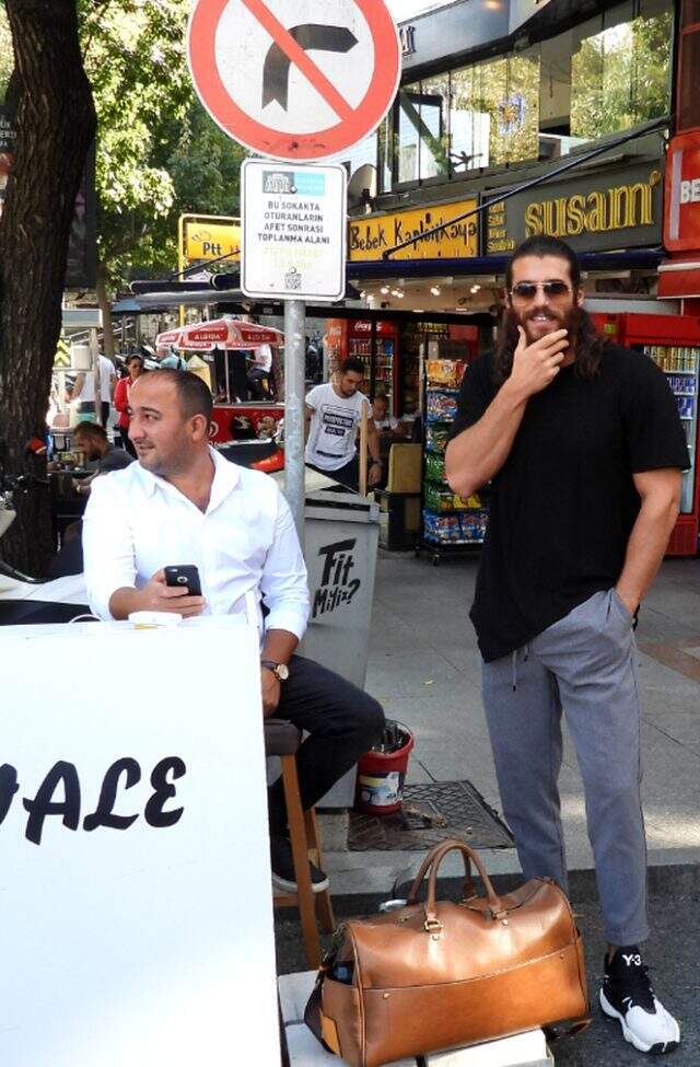 Can Yaman'ın hayranları fotoğraf çektirmek için kuyruğa girdiler Can Yaman'ın hayranları fotoğraf çektirmek için kuyruğa girdiler