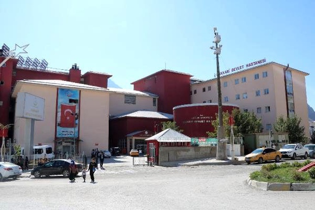 Hakkari'de bir doktor, hastalardan bıçak parası aldığı suçlamasıyla tutuklandı