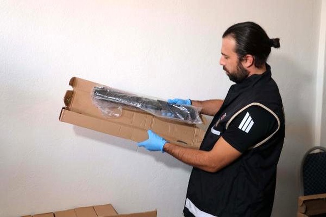 İnternetten sattıkları tüfekleri, otomotiv parçası olarak kargolayan şebekeye polis baskını
