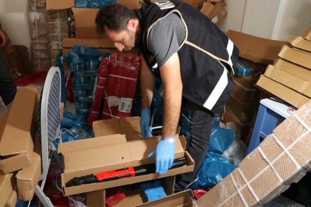 İnternetten sattıkları tüfekleri, otomotiv parçası olarak kargolayan şebekeye polis baskını