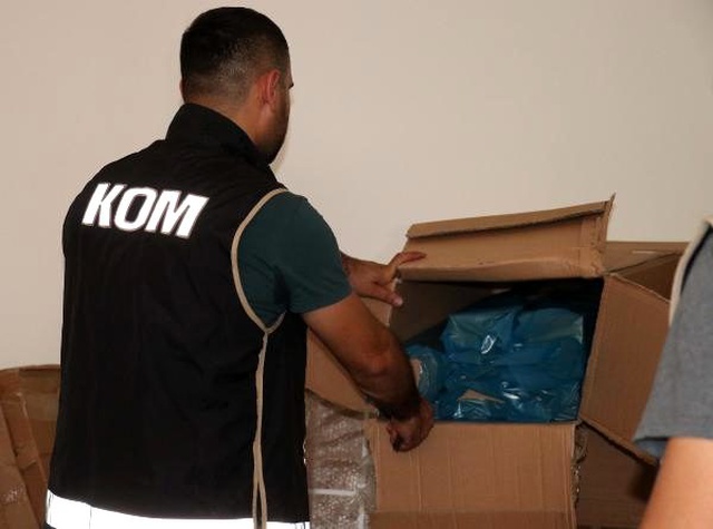 İnternetten sattıkları tüfekleri, otomotiv parçası olarak kargolayan şebekeye polis baskını