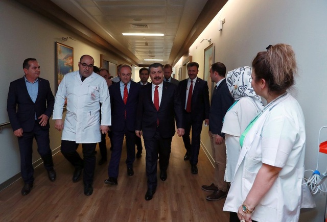 Sağlık Bakanı Fahrettin Koca, hastanede yatan Fatma Girik'i ziyaret etti