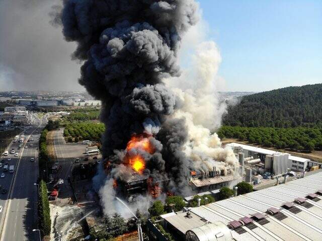 Tuzla'da polyester fabrikası yandı, yangın kısmen kontrol altına alındı