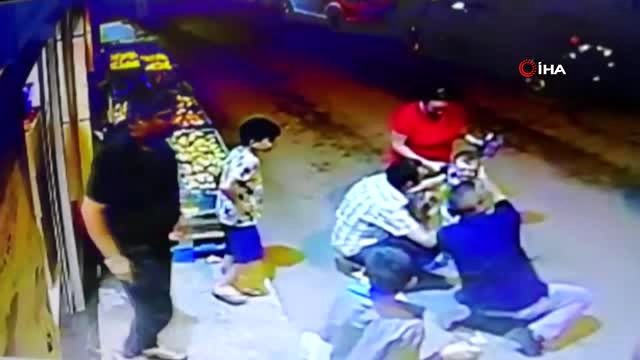 Ufak çocuk arabanın altında kalmaktan son anda kurtuldu! Olay kameraya yansıdı
