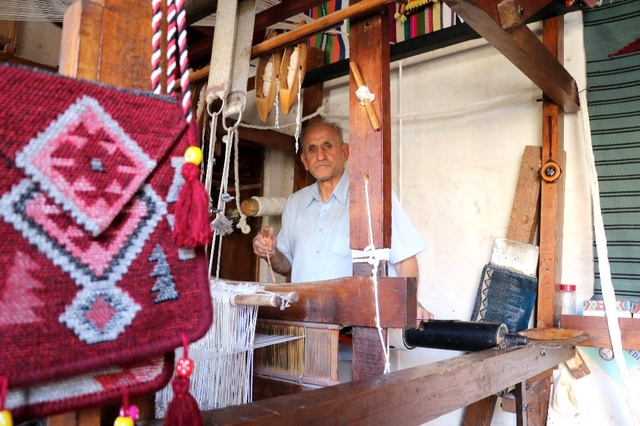 3 metrekarelik dükkanında kilim üretip dünyanın öbür ucuna gönderiyor
