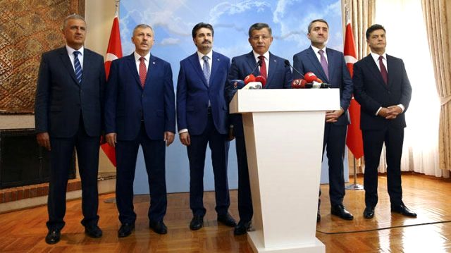 AK Parti'de Davutoğlu'na desteğini açıklayan partinin kurucularından eski vekil istifa etti