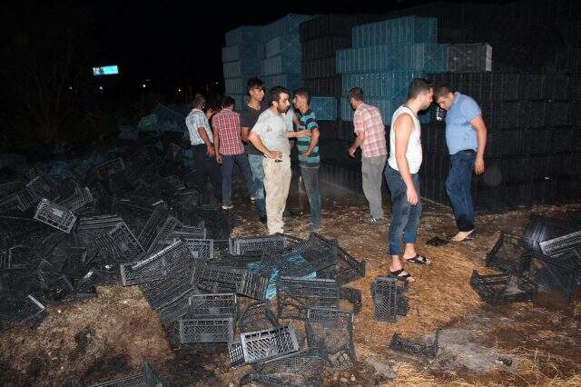 Alaşehir'de plastik kasa imalathanesinde yangın çıktı, 50 bin plastik kasa kül oldu Alaşehir'de plastik kasa imalathanesinde yangın çıktı, 50 bin plastik kasa kül oldu
