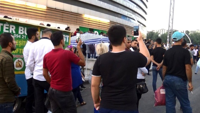 Diyarbakır'da intihar girişimini sosyal medyada canlı yayınladılar