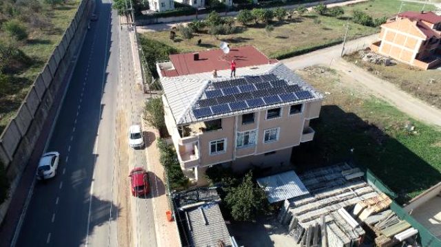 Evinin çatısına kurduğu güneş panelleriyle elektrik üretip, satıyor