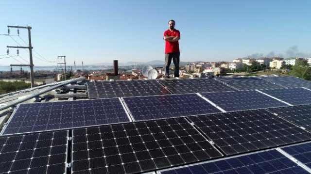 Evinin çatısına kurduğu güneş panelleriyle elektrik üretip, satıyor