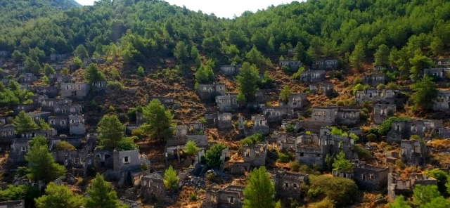 Türk bayrağının gölgesindeki hayalet köyde uzun yıllardır kimse yaşamıyor