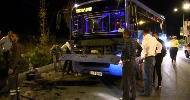 Halk otobüsü ile otomobil çarpıştı! Kaza güvenlik kamerasına yansıdı