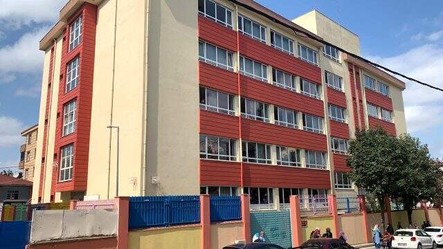 Okulda panik anları! Kız öğrenci birinci kattan aşağıya atladı Okulda panik anları! Kız öğrenci birinci kattan aşağıya atladı