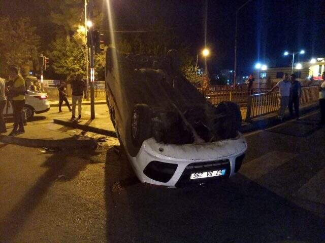 Polis otosu ve ticari araç çarpıştı: 3'ü polis 5 kişi yaralandı Sivil polis otosu ve ticari araç çarpıştı: 3'ü polis 5 kişi yaralandı