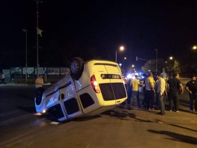 Polis otosu ve ticari araç çarpıştı: 3'ü polis 5 kişi yaralandı Sivil polis otosu ve ticari araç çarpıştı: 3'ü polis 5 kişi yaralandı