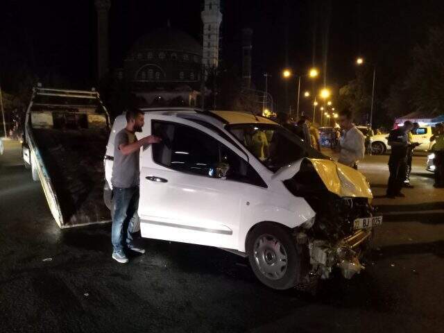 Polis otosu ve ticari araç çarpıştı: 3'ü polis 5 kişi yaralandı Sivil polis otosu ve ticari araç çarpıştı: 3'ü polis 5 kişi yaralandı