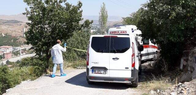 Tartıştığı eşini, çocuğunun gözleri önünde bıçaklayarak öldürdü Tartıştığı eşini, çocuğunun gözleri önünde bıçaklayarak öldürdü