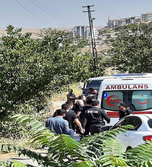 Tartıştığı eşini, çocuğunun gözleri önünde bıçaklayarak öldürdü Tartıştığı eşini, çocuğunun gözleri önünde bıçaklayarak öldürdü