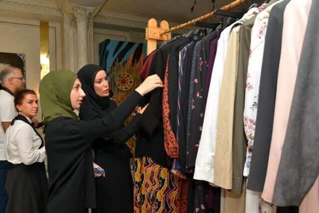 Tesettüre giren Gamze Özçelik, özel tasarımlarıyla moda dünyasına adım attı