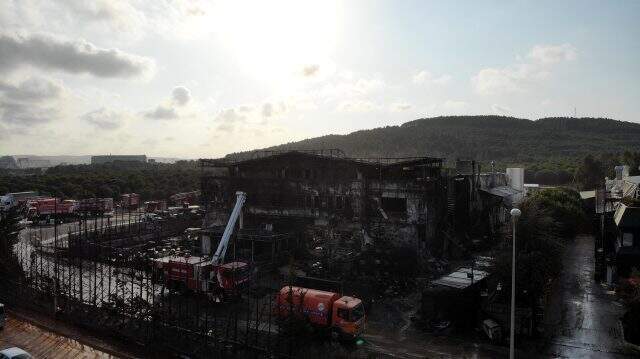 Tuzla'da yanan fabrikadaki hasar havadan görüntülendi Tuzla'da yanan fabrikadaki hasar havadan görüntülendi