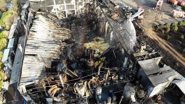 Tuzla'da yanan fabrikadaki hasar havadan görüntülendi Tuzla'da yanan fabrikadaki hasar havadan görüntülendi
