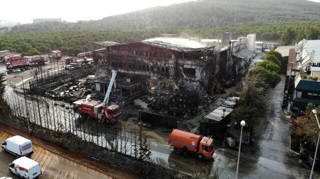 Tuzla'da yanan fabrikadaki hasar havadan görüntülendi Tuzla'da yanan fabrikadaki hasar havadan görüntülendi