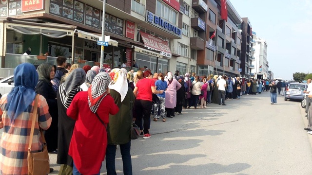 2 bin geçici personel alınacağını duyan İŞKUR binasının önüne koştu