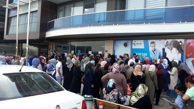 2 bin geçici personel alınacağını duyan İŞKUR binasının önüne koştu