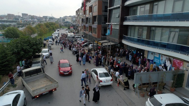 2 bin geçici personel alınacağını duyan İŞKUR binasının önüne koştu