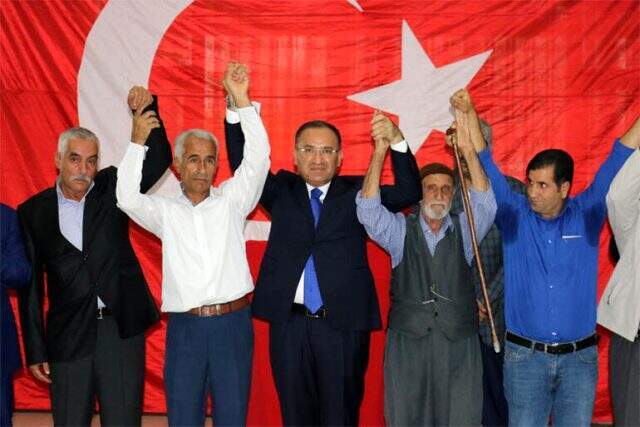 Cumhurbaşkanı Erdoğan'ın girişimiyle husumetli 4 aile barıştı Cumhurbaşkanı Erdoğan'ın girişimiyle husumetli 4 aile barıştı