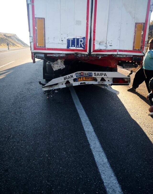 Erzurum'da otobüs ile tır çarpıştı: 2'si ağır, 17 kişi yaralandı Erzurum'da yolcu otobüsü ile tır çarpıştı: 2'si ağır, 17 kişi yaralandı