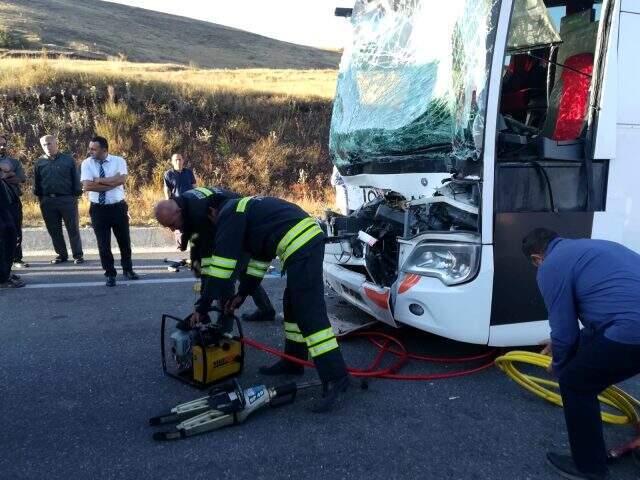 Erzurum'da otobüs ile tır çarpıştı: 2'si ağır, 17 kişi yaralandı Erzurum'da yolcu otobüsü ile tır çarpıştı: 2'si ağır, 17 kişi yaralandı