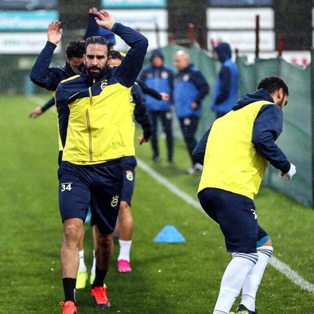 Fenerbahçe'de Emre Belözoğlu, idmanın ilk bölümünde takımla birlikte çalıştı! Fenerbahçe'de Emre Belözoğlu, idmanın ilk bölümünde takımla birlikte çalıştı!