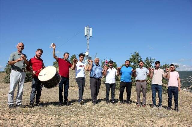 İnternete kavuşan köylüler, davul-zurna ile kutlama yaptı İnternete kavuşan köylüler, davul-zurna ile kutlama yaptı