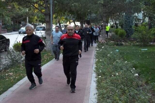 Parkta spor yapan 15 arkadaş, çevreye verdikleri rahatsızlık nedeniyle karakolluk oldu Parkta spor yapan 15 arkadaş, çevreye verdikleri rahatsızlık nedeniyle karakolluk oldu