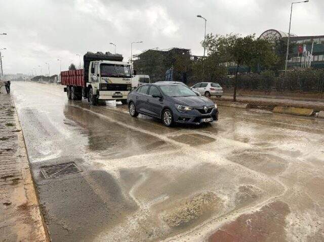 Tuzla'da 'köpüklü su' tedirginlik yarattı, numune alındı Tuzla'da