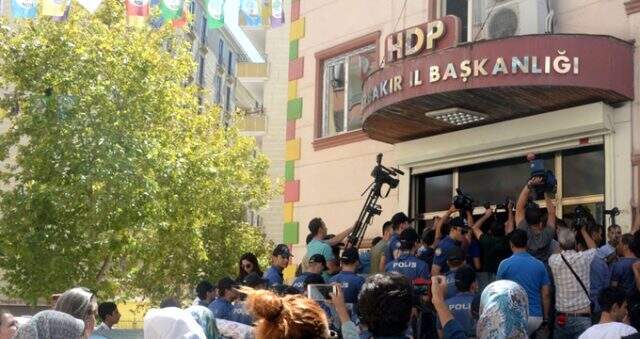 Diyarbakır'da oturma eylemi yapan anneyi tehdit eden kişi gözaltına alındı Diyarbakır'da oturma eylemi yapan anneyi tehdit eden kişi gözaltına alındı