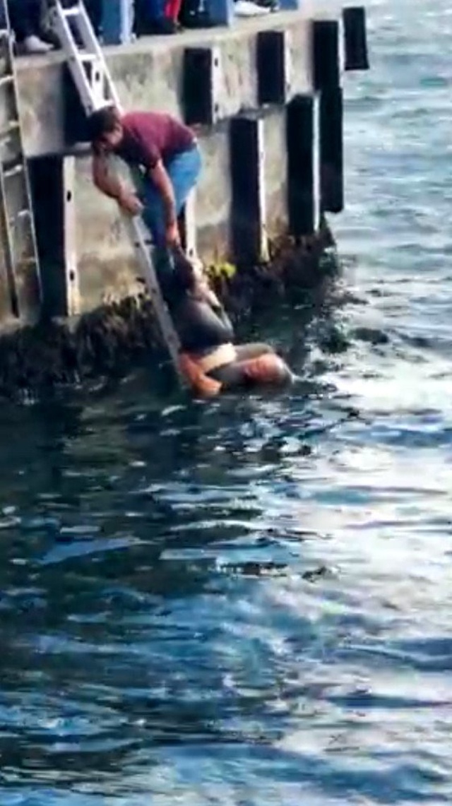 Galata Köprüsü'nde intihara kalkışan turisti, başka bir turist kurtardı! Nefes kesen anlar kamerada
