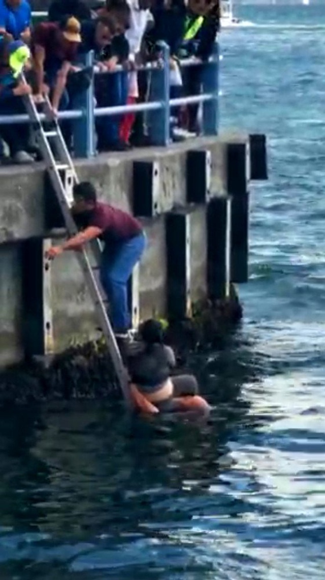 Galata Köprüsü'nde intihara kalkışan turisti, başka bir turist kurtardı! Nefes kesen anlar kamerada