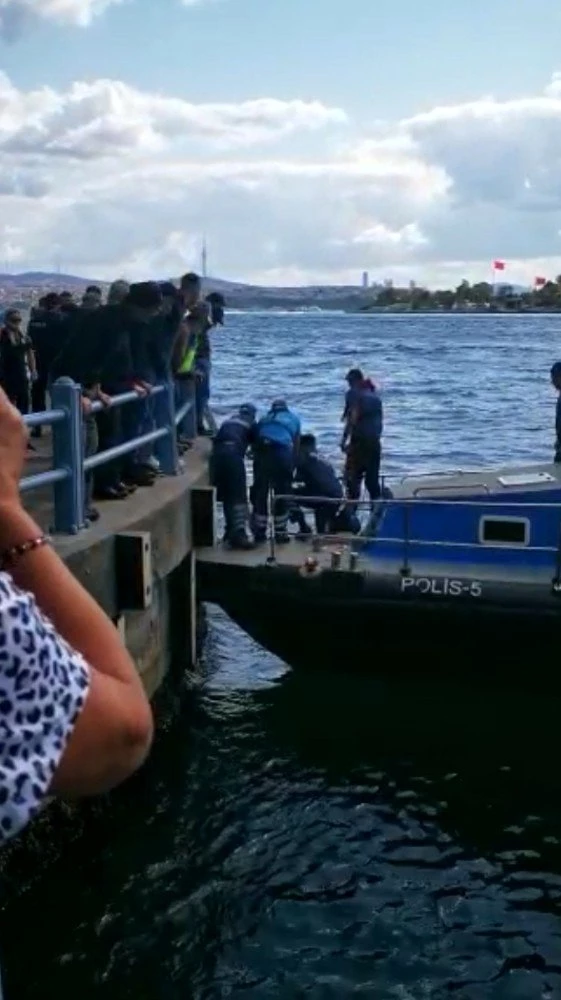 Galata Köprüsü'nde intihara kalkışan turisti, başka bir turist kurtardı! Nefes kesen anlar kamerada