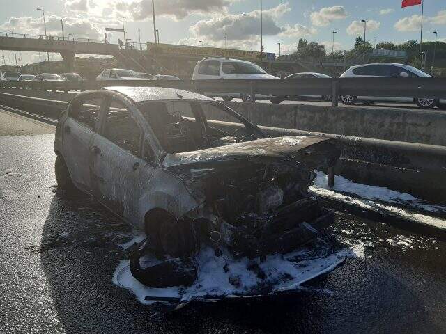 Haliç Köprüsü girişinde bir otomobil yandı, uzun araç kuyrukları oluştu Haliç Köprüsü girişinde bir otomobil alev alev yandı, trafik felç oldu