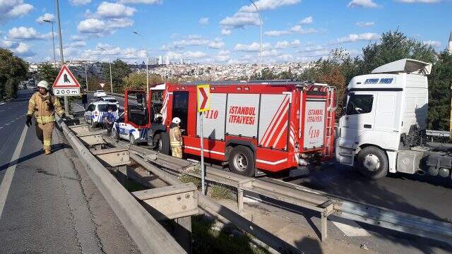 Haliç Köprüsü girişinde bir otomobil yandı, uzun araç kuyrukları oluştu Haliç Köprüsü girişinde bir otomobil alev alev yandı, trafik felç oldu
