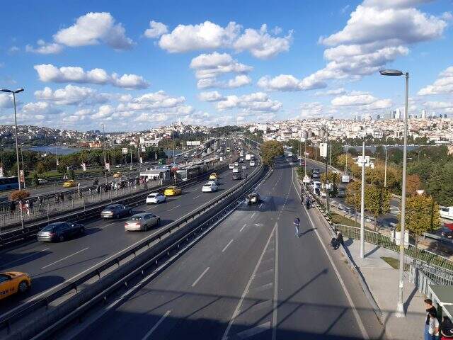 Haliç Köprüsü girişinde bir otomobil yandı, uzun araç kuyrukları oluştu Haliç Köprüsü girişinde bir otomobil alev alev yandı, trafik felç oldu
