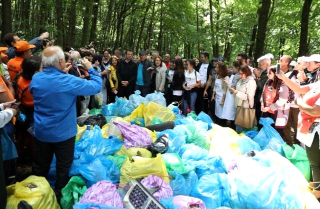 İBB Başkanı Ekrem İmamoğlu, Dünya Temizlik Günü kapsamında çöp topladı